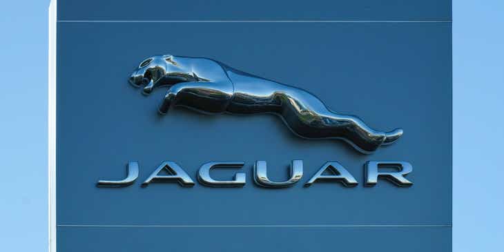 Het sterke logo van Jaguar op een gebouw.