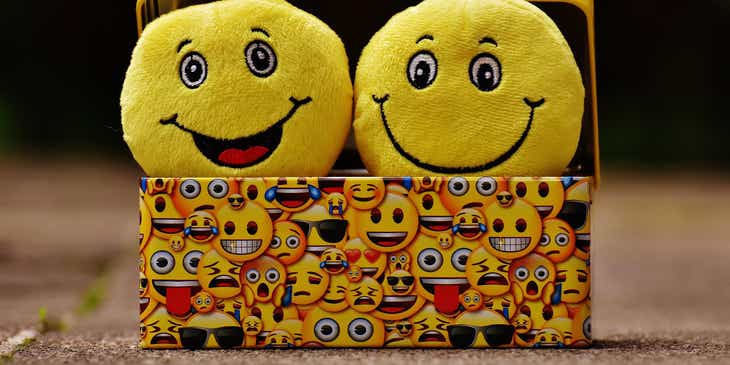 Twee gele emoji-gezichten die om iets grappigs lachen.