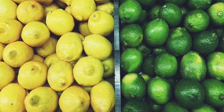 Żółte cytryny i zielone limonki na wystawie w supermarkecie.