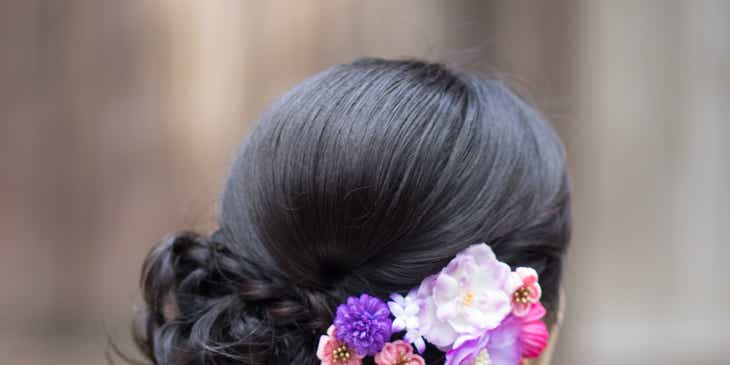 Kobieta z kolorowymi akcesoriami do włosów w kształcie kwiatów.