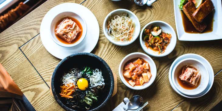 Selekcja dań koreańskich ułożona na stole w restauracji koreańskiej.