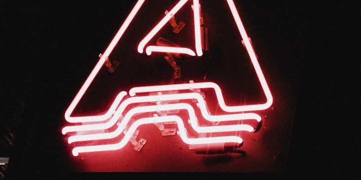 Neon w kształcie litery „A” na ciemnym tle.