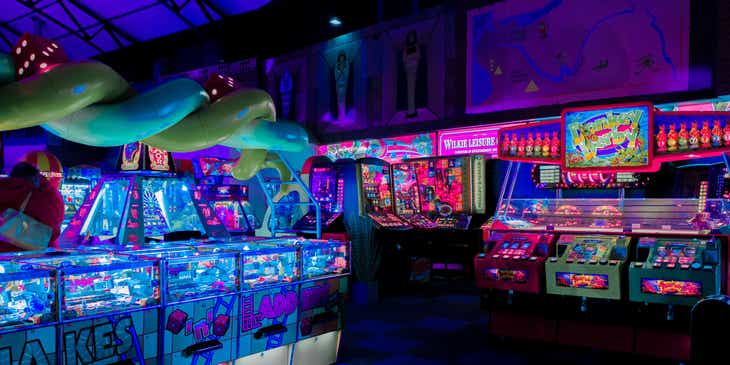 Game arcade dengan lampu-lampu neon.
