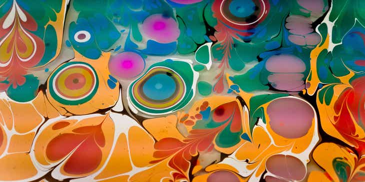 Kolorowe, abstrakcyjne dzieło sztuki, stworzone podczas zajęć artystycznych.