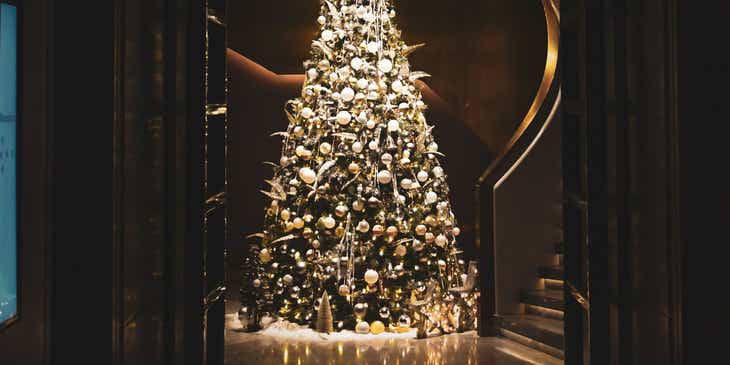 Pohon Natal indah yang dihias dengan apik menerangi ruangan yang gelap.