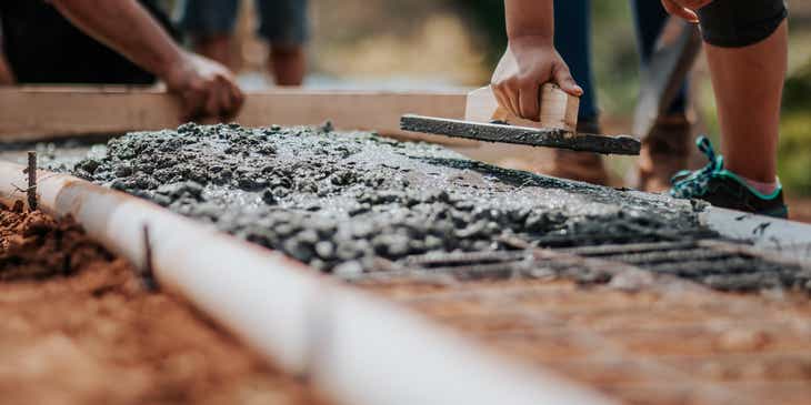 Bauarbeiter erstellen ein Fundament mit Beton.