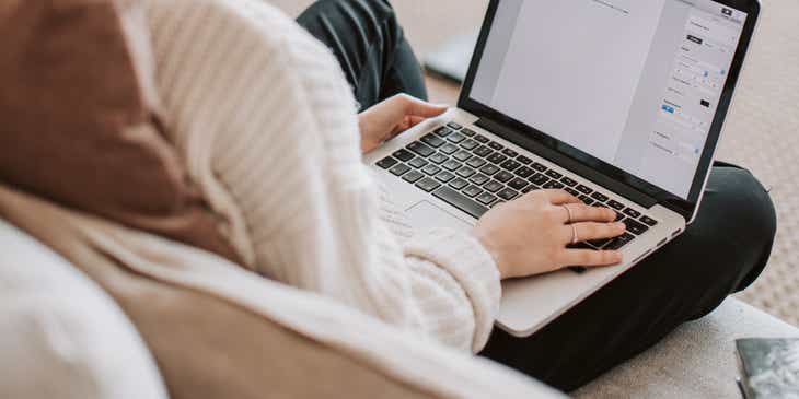 Una copywriter escribiendo en una laptop, como parte de un servicio de redacción.
