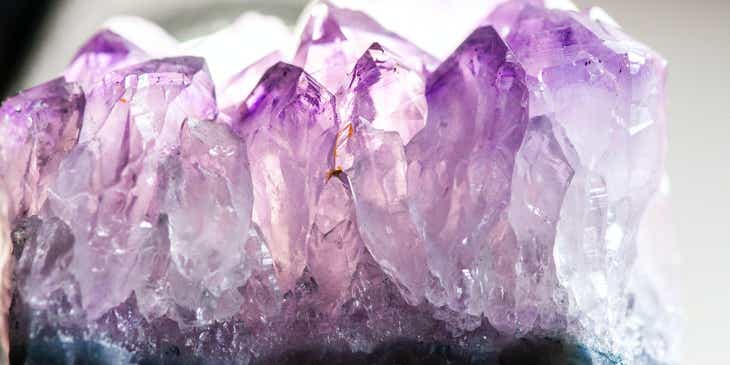 Ein geschliffener Kristall mit einer lila-weißen Färbung.