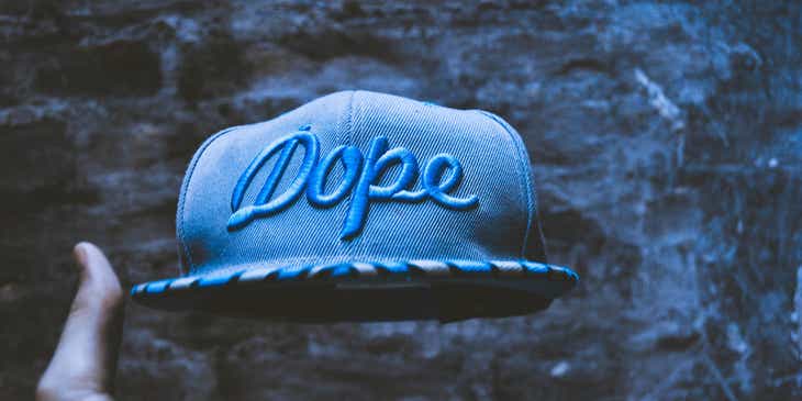 Üzerinde "acayip iyi" anlamına gelen "Dope" kelimesinin yazdığı bir şapka.