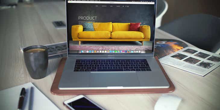 Ein geöffneter Laptop zeigt die E-Commerce-Website eines Möbelhändlers.