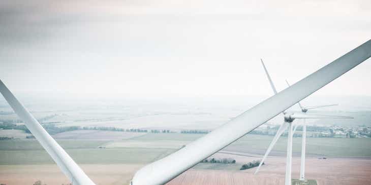 Rüzgardan enerji üreten rüzgar türbinleri.