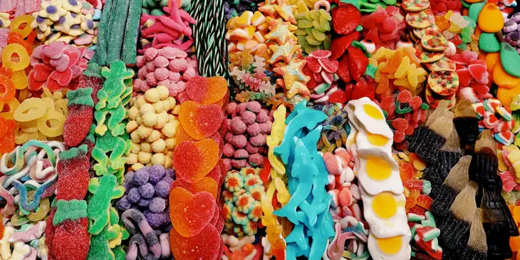 Diversos tipos de doces em uma loja de doces.