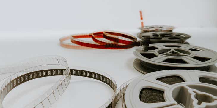 Filmrollen die door een filmproductiebedrijf gebruikt worden op een tafel.