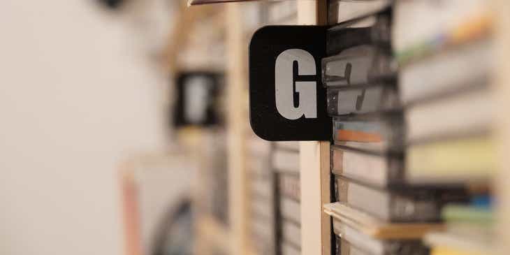 Huruf G di perpustakaan yang digunakan untuk mengkategorikan penulis berdasarkan nama belakang.