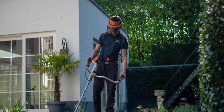 Un jardinero dando mantenimiento a un jardín en un logo para jardinero.