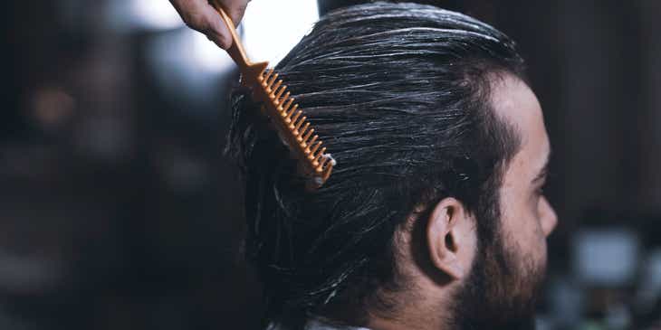 Seorang pria dengan rambut lebat pasca perawatan rambut rontok.