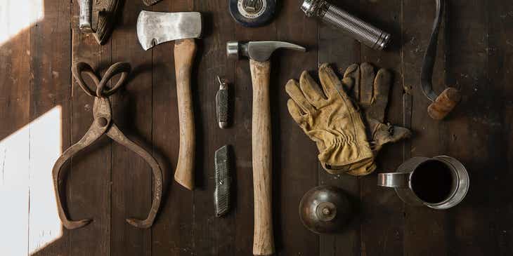 Herramientas de handyman tradicionales sobre una superficie de banco de madera, en un logo de handyman.
