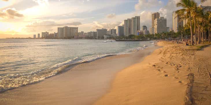 Blick vom Strand auf die hawaiianische Hauptstadt Honolulu.