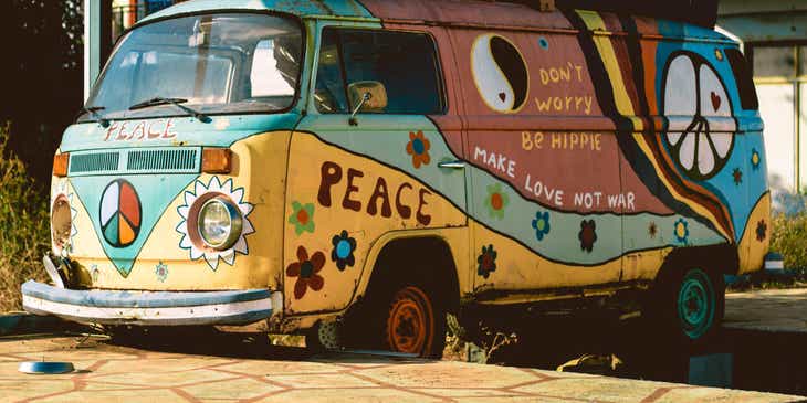 Un tipico furgoncino hippie decorato con simboli della pace, fiori e colori hippie.