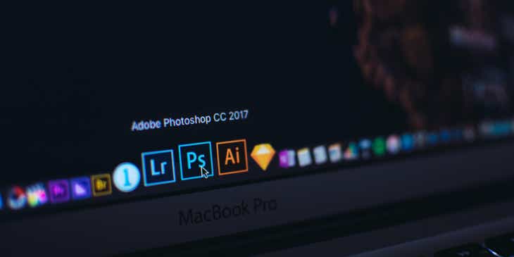 O logotipo do Adobe Photoshop em um ícone de aplicativo na tela de um computador.