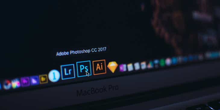 Bilgisayar ekranındaki bir uygulama simgesindeki Adobe Photoshop logosu.