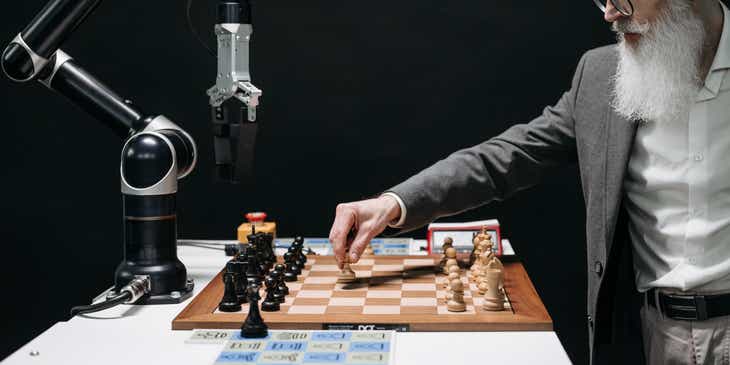 Ein Mann spielt Schach gegen eine künstliche Intelligenz.