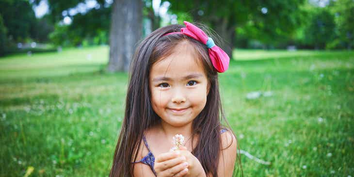 Seorang gadis kecil mengenakan pita rambut.