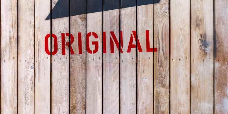 Un cartellone di legno con una scritta che dice "original".