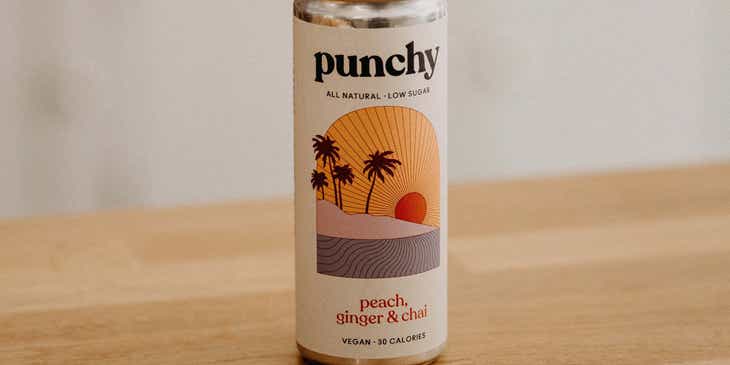 Sekaleng minuman dengan desain logo yang punchy.