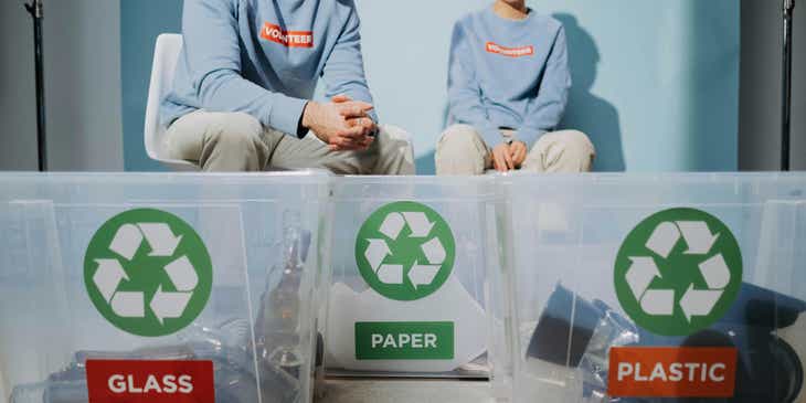 Mitarbeiter einer Recyclingfirma trennen Glas, Plastik und Papier.