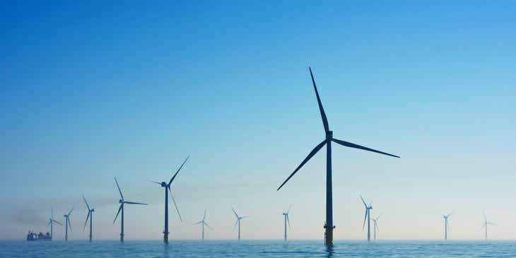 Kumpulan turbin angin di laut yang menghasilkan energi terbarukan.