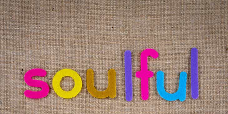 Le mot "soulful" affiché dans des lettres découpées en feutre coloré.