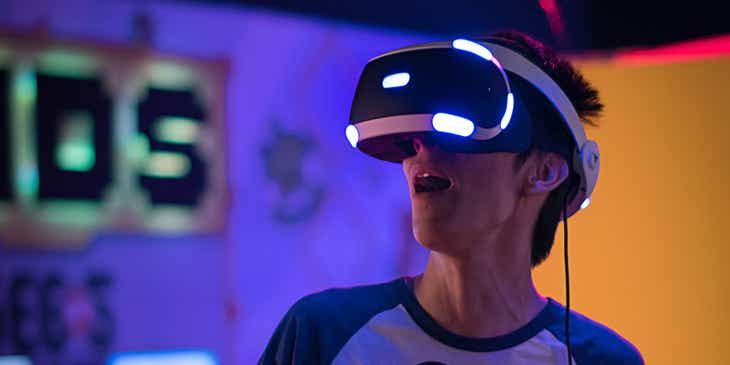 Chłopak testujący gogle VR stworzone według najnowszych technologii.
