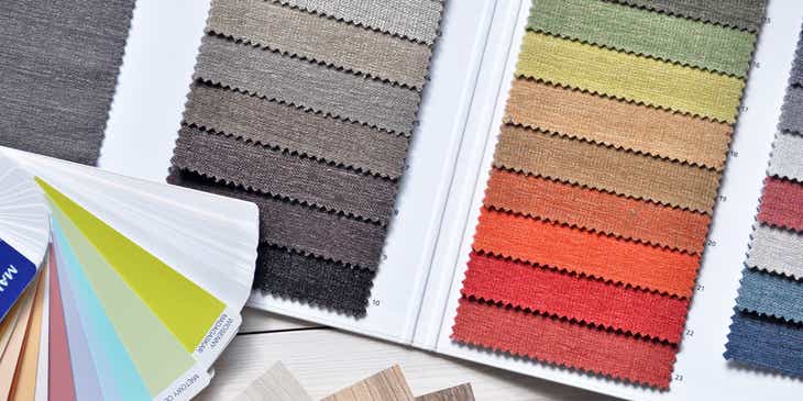 Bir tekstil mağazasındaki farklı renklerde kumaş örnekleri.