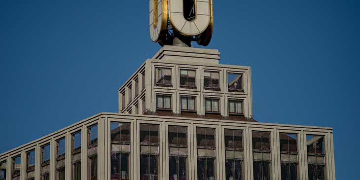 Una enorme letra "U" en la punta de un edificio altísimo en Alemania.