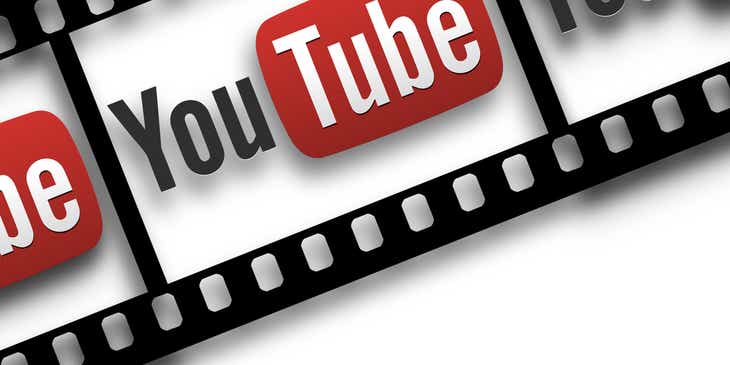 Een filmstrip met het logo van YouTube.