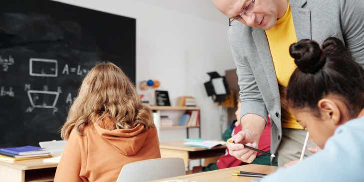 Un éducateur enseigne à ses jeunes élèves dans une salle de classe.