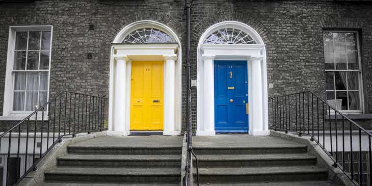 Pintu kuning dan biru di depan sebuah gedung.
