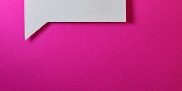 Een wit gespreksvignet op een roze achtergrond dat een abstract logo voorstelt.