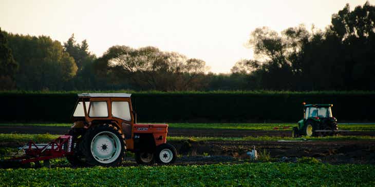 Traktor di lapangan yang bekerja di industri pertanian.
