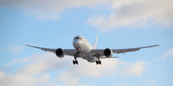 Un avión de pasajeros visto contra un cielo azul.