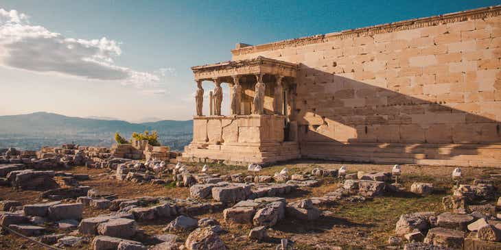 Ruiny Erechtejonu – antycznej budowli na ateńskim wzgórzu Akropol.