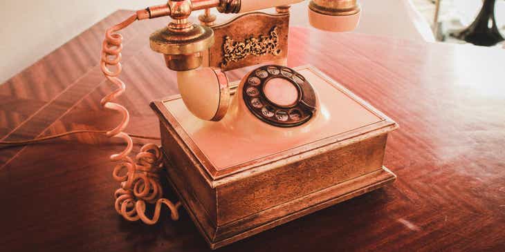 Un viejo teléfono en el logo de una tienda de antigüedades.
