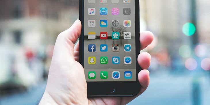 Ekran smartfona wyświetlający ikonki różnych aplikacji.