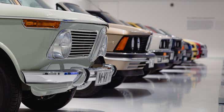 Uma fila de carros antigos em uma empresa de carros.