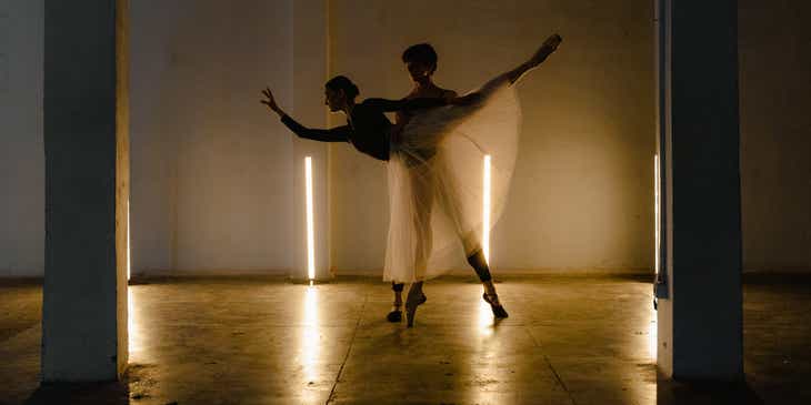 Dwójka tancerzy wykonujących figurę baletową.