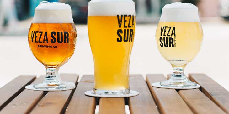 Trois verres de tailles différentes remplis de bière.