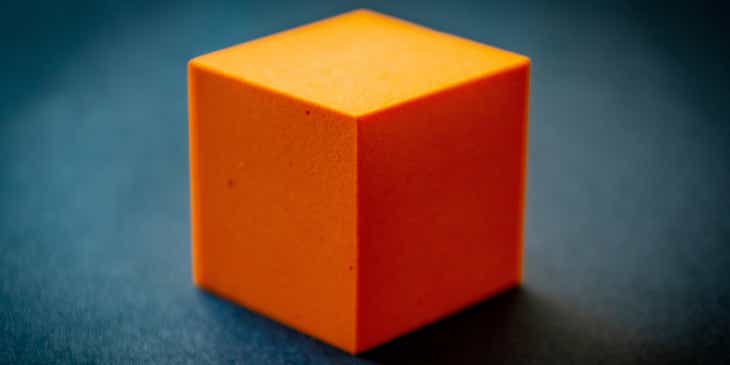Un bloque naranja que se muestra sobre un fondo azul oscuro en un logo de bloque.