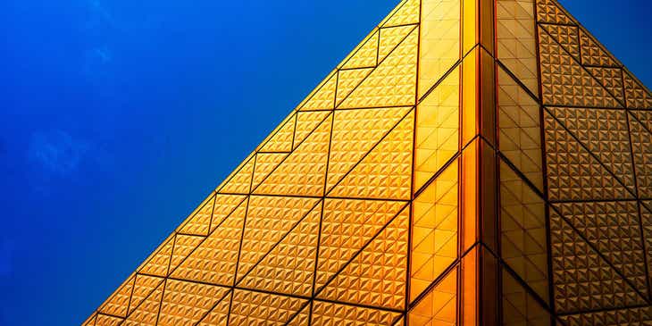 Piramida emas di bawah langit yang biru.
