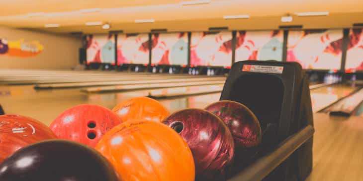 Farklı renklerdeki bowling topları.